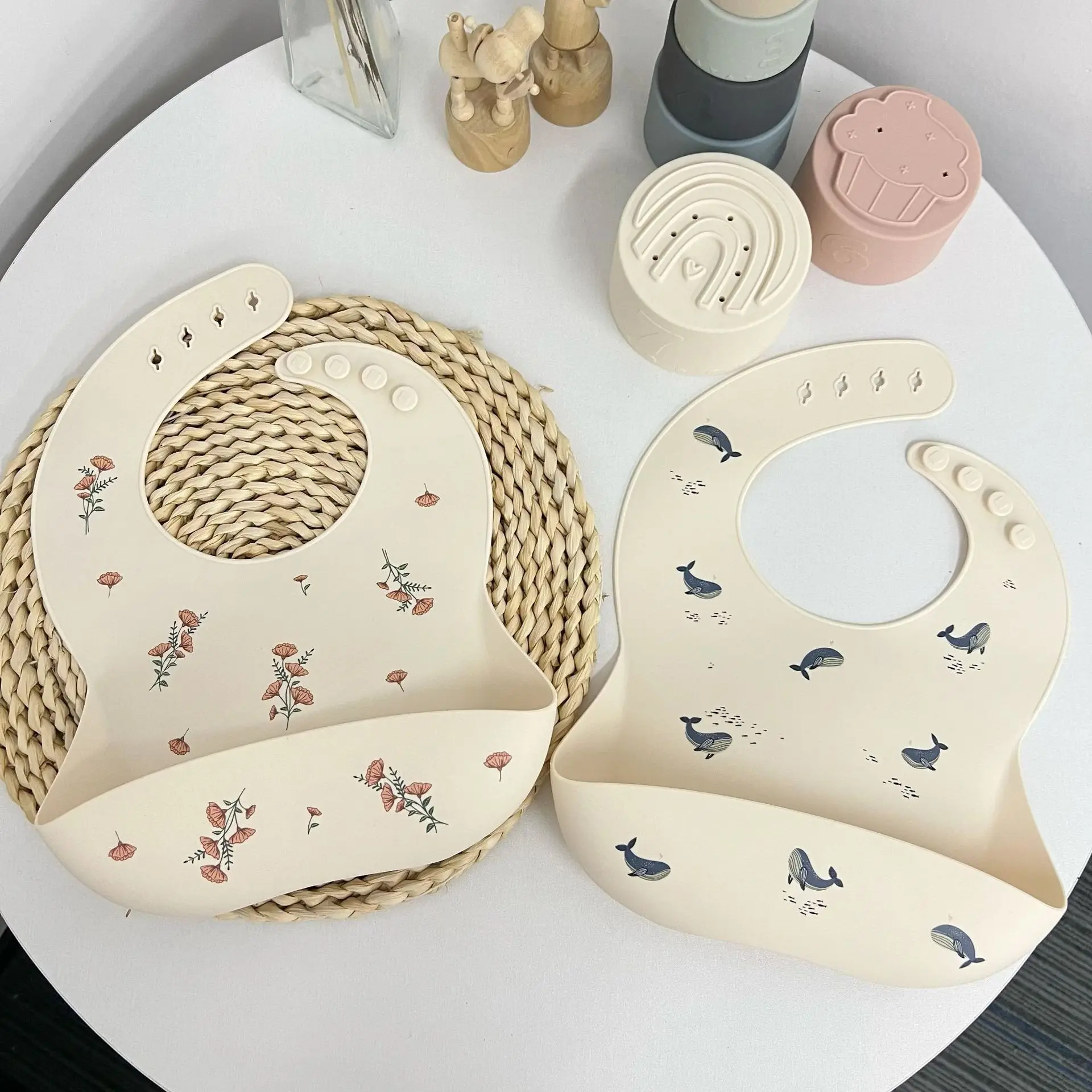 Instagram silicone baby bib food grade waterproof and oil resistant whale bib for complementary food, portable dining bag