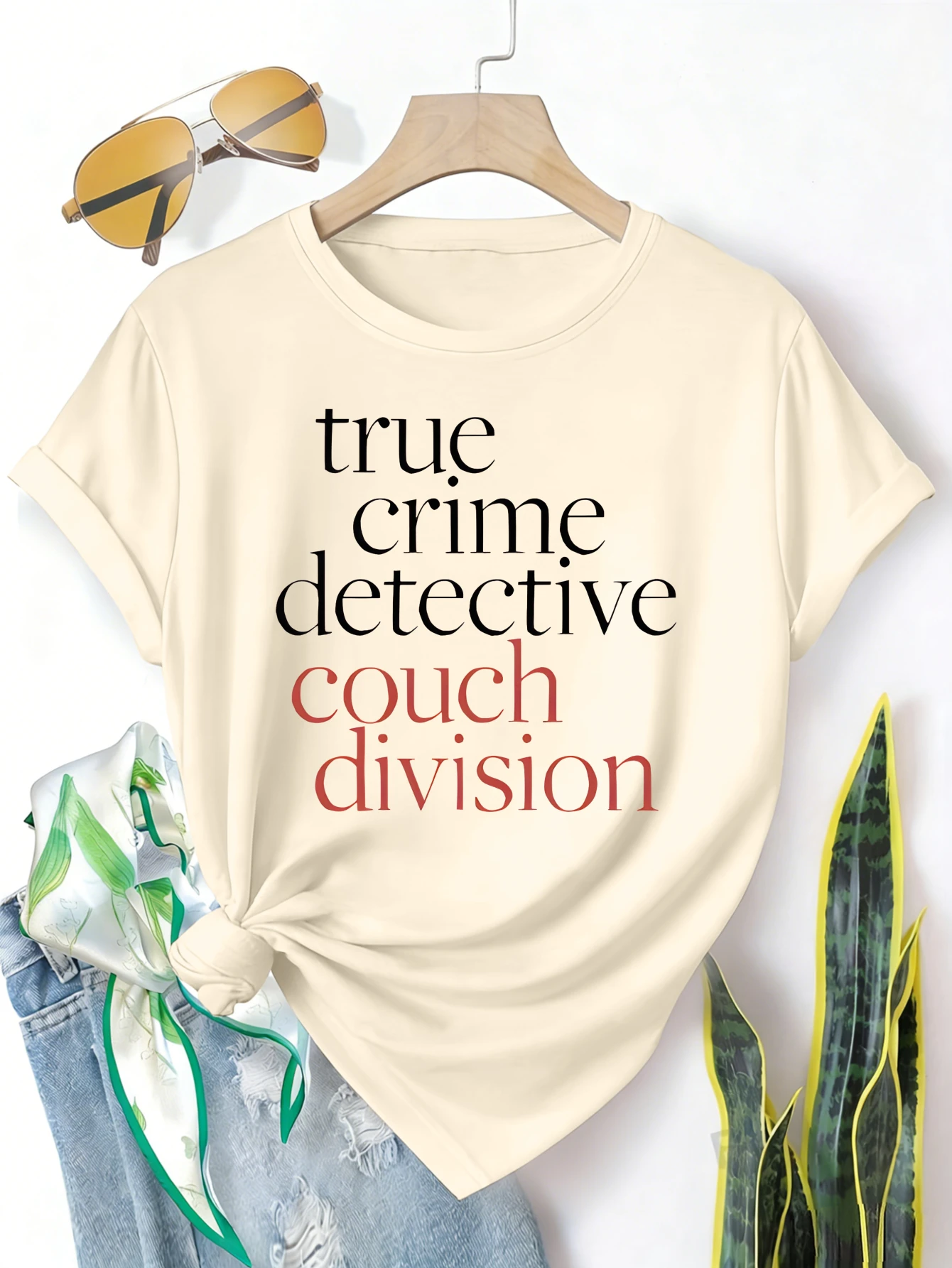 

Женская футболка больших размеров с коротким рукавом True Crime Detective Couch Division – незаменимая вещь для весенних и летних образов.