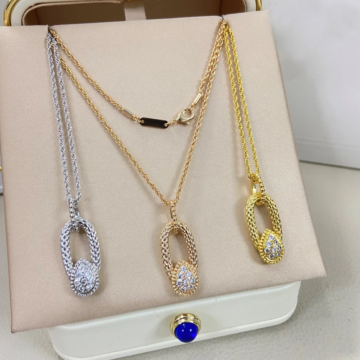 

2025 Elegant French Retro Exquisite Elegant Ins Style Diamond Feminine Charm Christmas First Choice Gift All-match Small Pendant