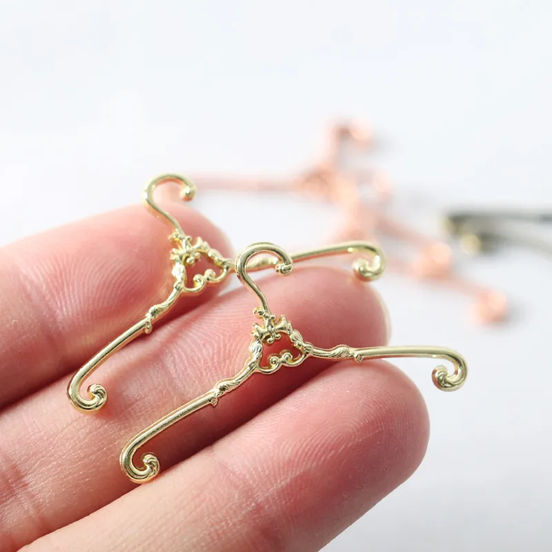 5pcs Mini Storage Hanger Dollhouse Vintage Hanger Cotton Doll Pet Clothes Storage Hanger Dollhouse Miniature Ornaments Props