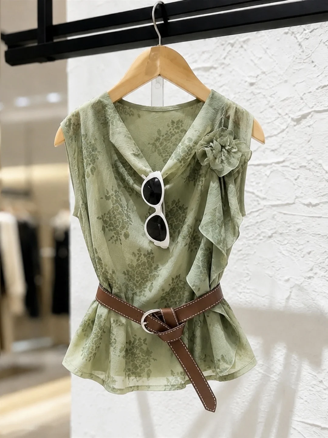 Elegant Sleeveless Vest 2026 Summer Design Sense Top Korean Style Commute Straight Tube Silken Fabric Age Reduction Trendy