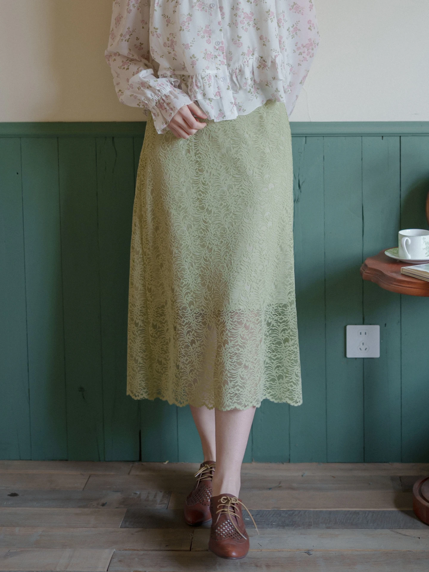 

Юбка MarchNoon A-Line с кружевом, эластичной талией, прямого кроя, женская, из мягкого и комфортного полиэстера, с молнией сзади