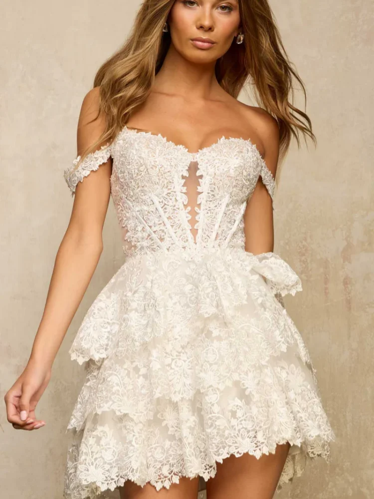 Vestido curto branco personalizado com design de um ombro decorado com renda e malha doce ma elegante perfeito para festas de casamento
