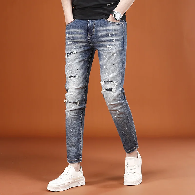 2025 ฤดูใบไม้ผลิใหม่อิงค์เจ็ทพิมพ์กางเกงยีนส์สําหรับผู้ชายอินเทรนด์แฟชั่นอเนกประสงค์ยืดหยุ่นย้อนยุคและเจาะกางเกงเก้าจุด