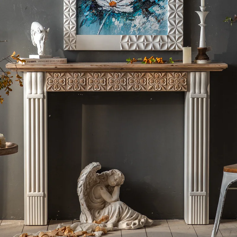 رف منحوت باللون الأبيض القديم والقديم، وطاولة الشرفة لتزيين المنزل الأمريكي