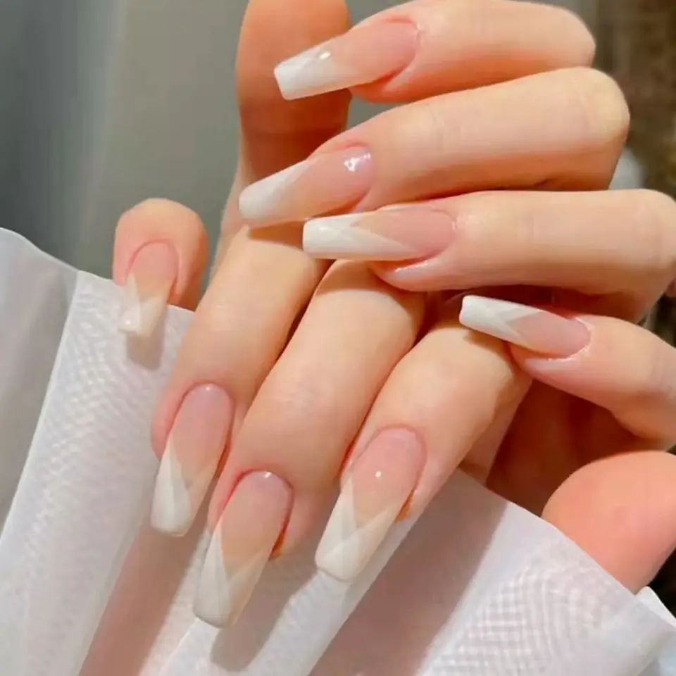 24 piezas de uñas postizas con pegamento, color blanco lechoso y degradado rosa, largas en forma de ataúd, cubierta completa 5