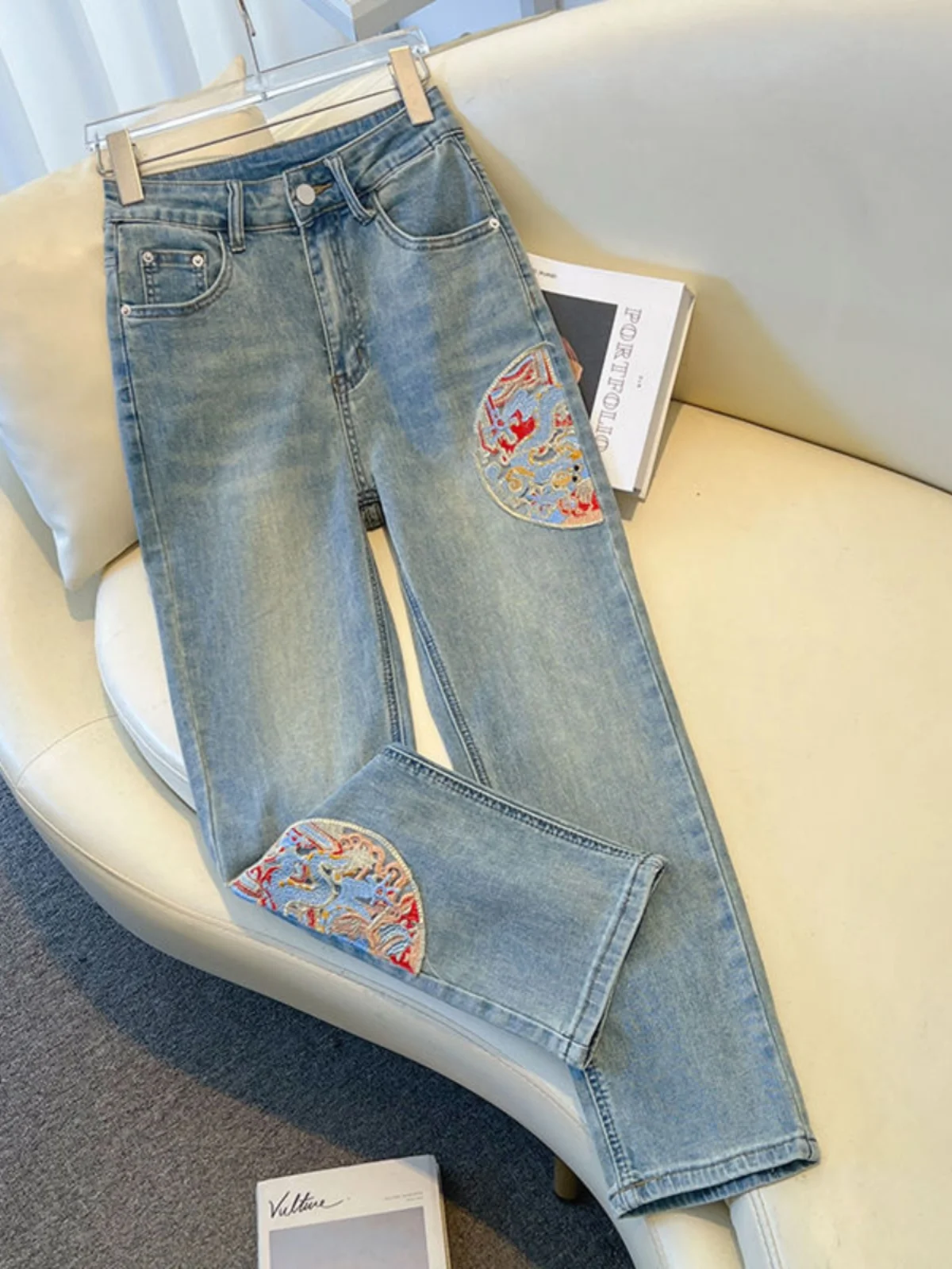 

Новые китайские джинсы из денима для женщин, весна-лето, новая версия, с высокой талией, вышивкой, облегающие, прямые.