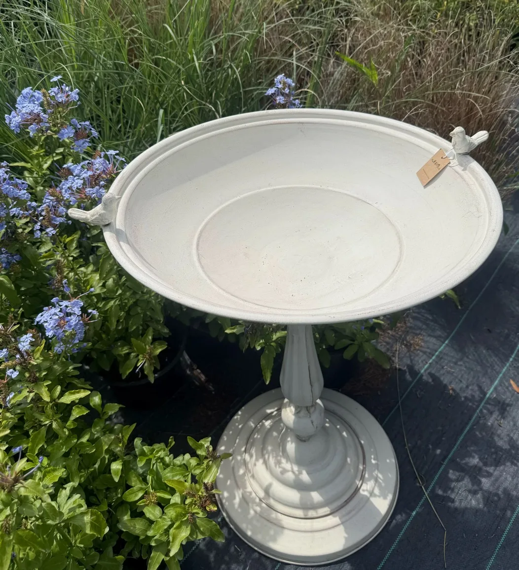 Banho decorativo para pássaros de jardim com detalhes de pássaros, metal branco, 28,3 polegadas de altura x 19,3 polegadas de diâmetro