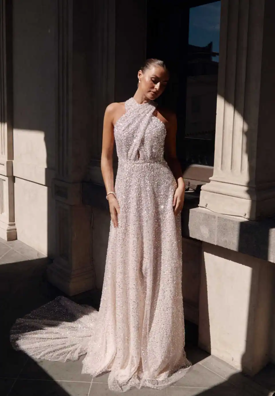 Unikalne suknie ślubne Linia A Halter Cekiny Bez rękawów Bez pleców Do Podłogi Panna Młoda Vestido De Noiva Dostosowane