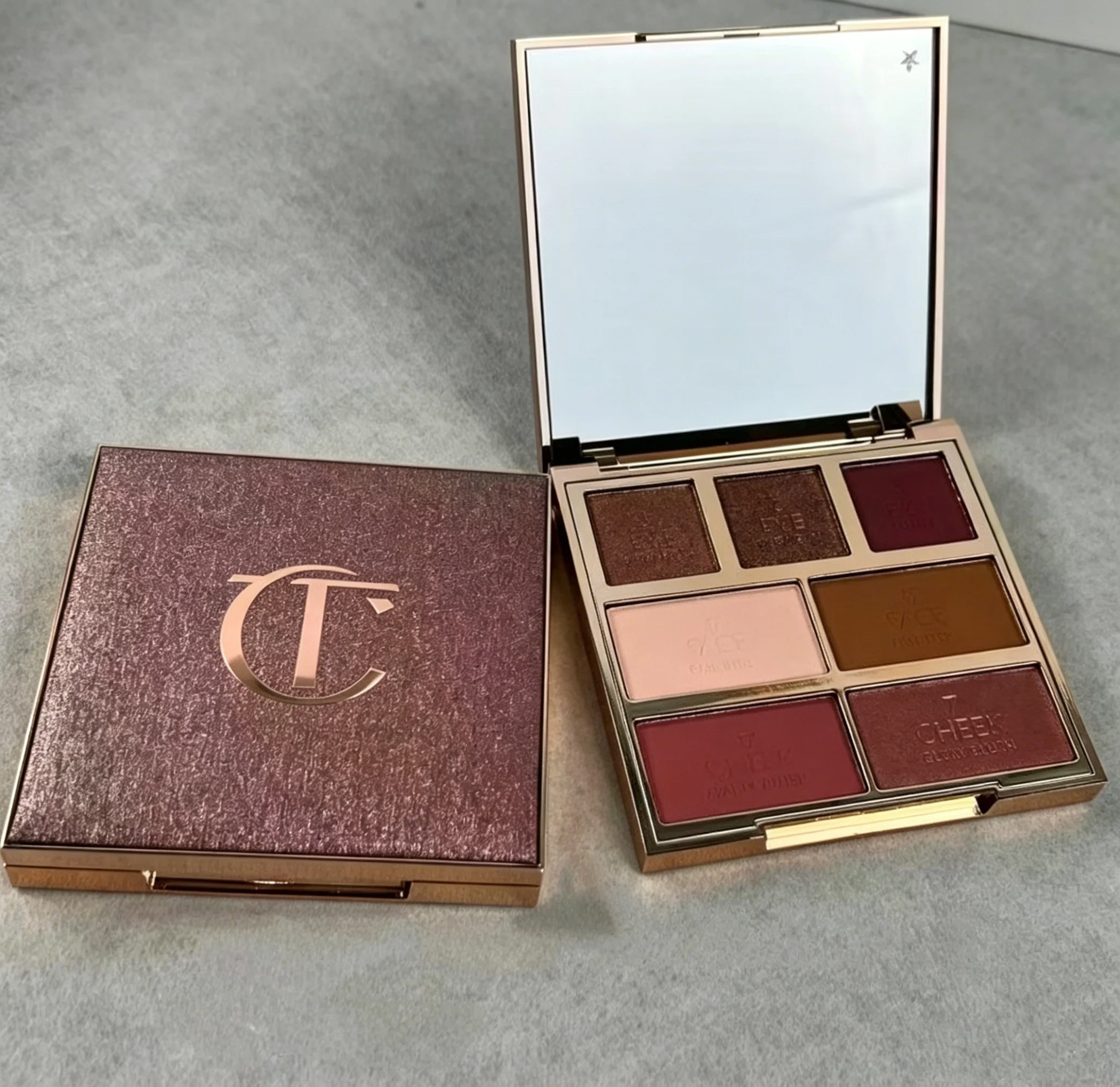 Charlotte Tilbury Peachy Blush para as bochechas, fácil de misturar e paleta de contorno para sombra de olhos, para realçar os traços do rosto e adicionar dimensão.