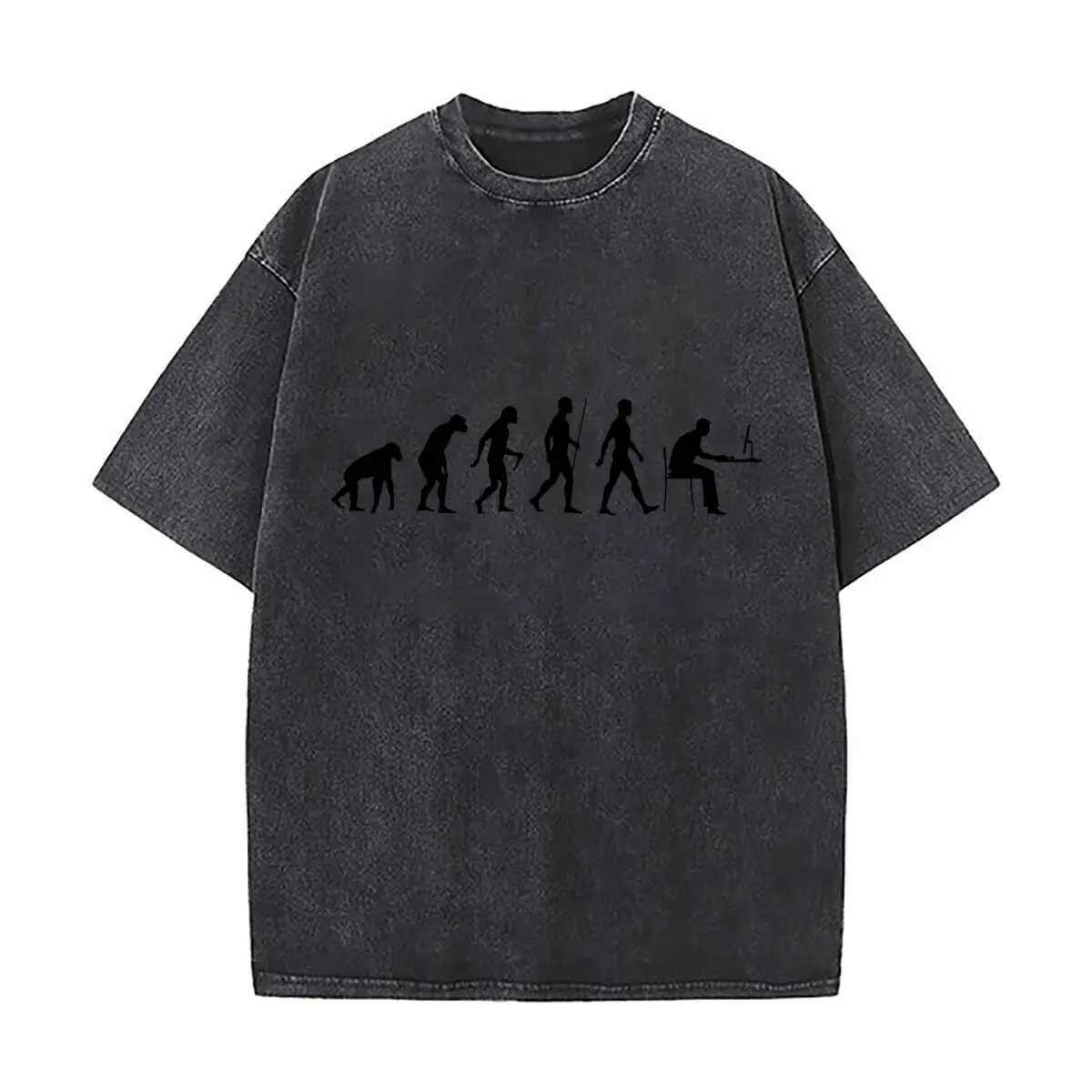 T-shirt Streetwear Oversize Vintage Effet Vieilli avec Silhouette de Programmeur Informatique 'Evolution Man' pour Rendez-vous au Café