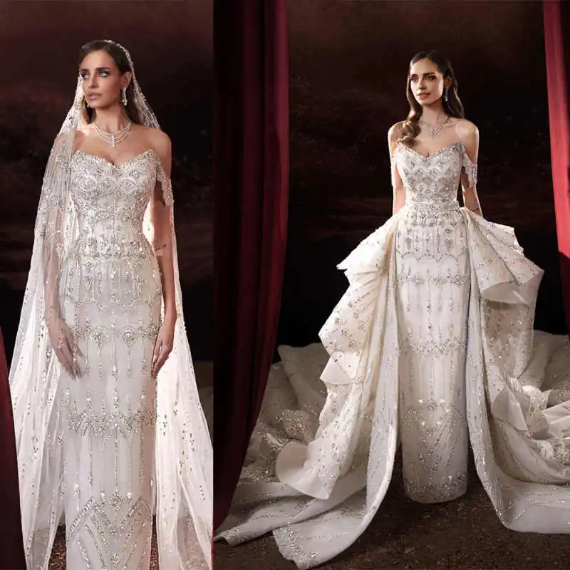 

Роскошное свадебное платье-футляр с кристаллами. Изысканное свадебное платье с открытыми плечами и съемным шлейфом. Индивидуальные платья de novia.