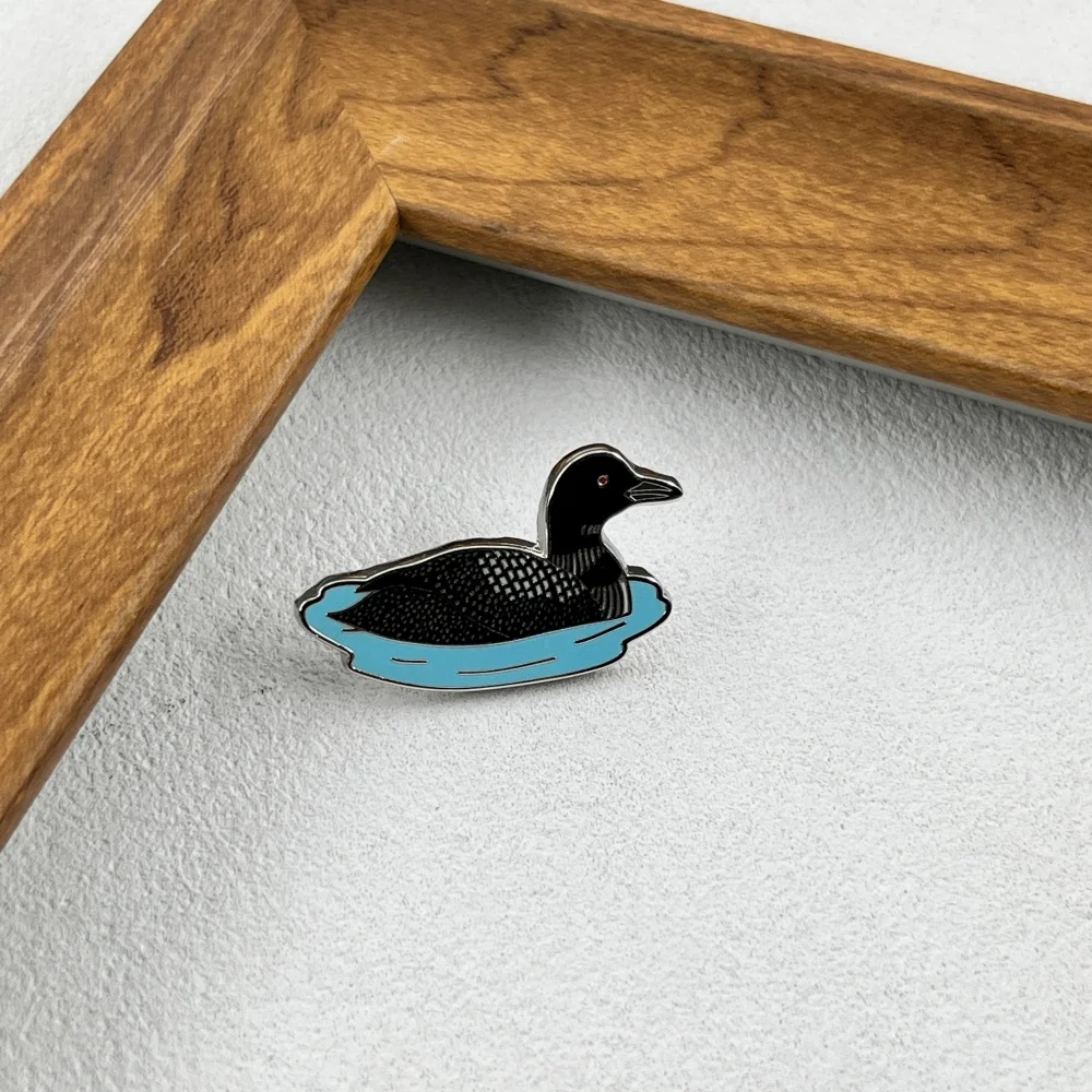 Common Loon Metallbrosche, niedliche Wasservogel-Emaille-Anstecknadel, kanadisches Great Northern Taucher-Abzeichen, Kleidungs- und Rucksack-Reversnadel, Naturgeschenk – Detail 9