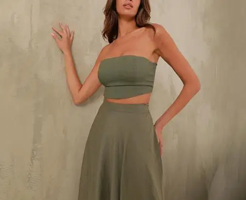 طقم مكون من قطعتين ملابس نسائية لصيف 2025 جديد بلون سادة بدون أكمام بلوزة قصيرة وخصر عالي طقم تنورة غير رسمية برباط