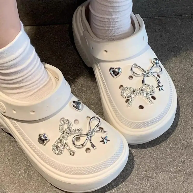 Luxuriöse Strass-Schleifen-Clogs-Accessoires Sommer 2026 Y2K Metall-Herz-Schuh-Charms-Set Designer-Schuhdekorationen für Damen – Detail 2
