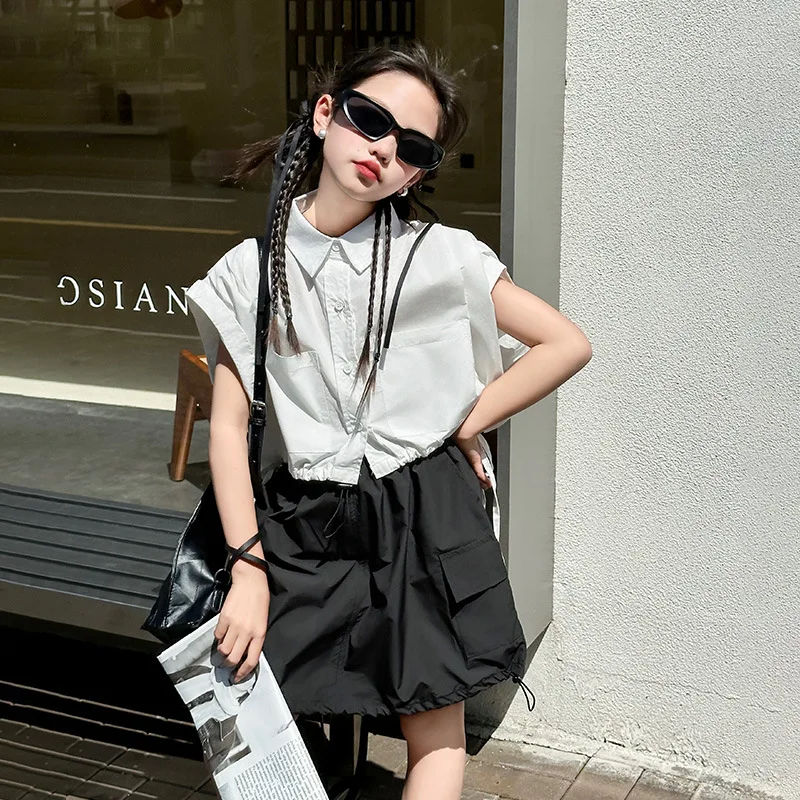 

Girl's sleeveless white shirt summer set 2024 new girl's stylish loose fitting shirt short skirt two-piece set