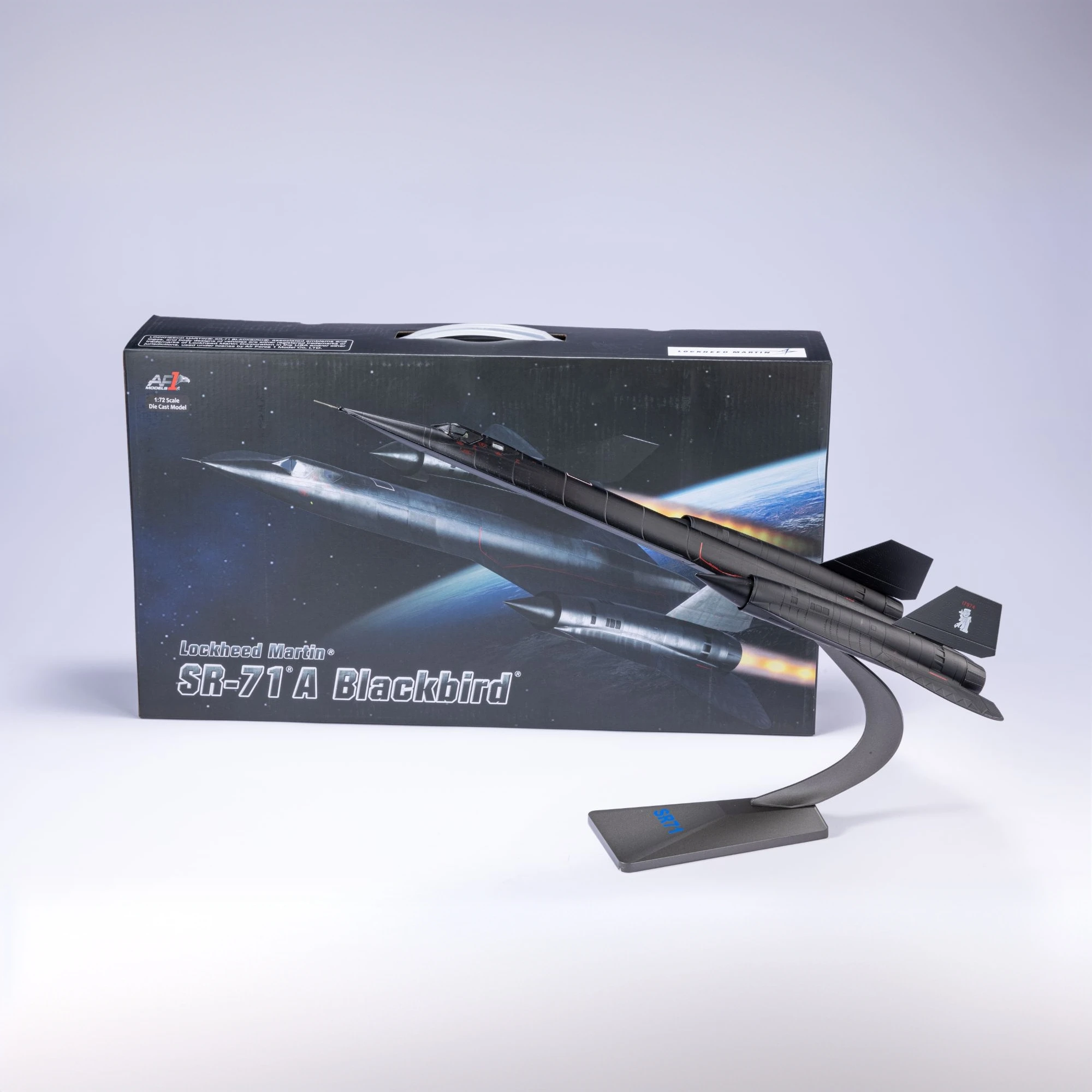 SR71 1/72 Scale Metal Model Airplane (Including Base) Scale Model Home Placement, Collection and Decoration Creative Gift