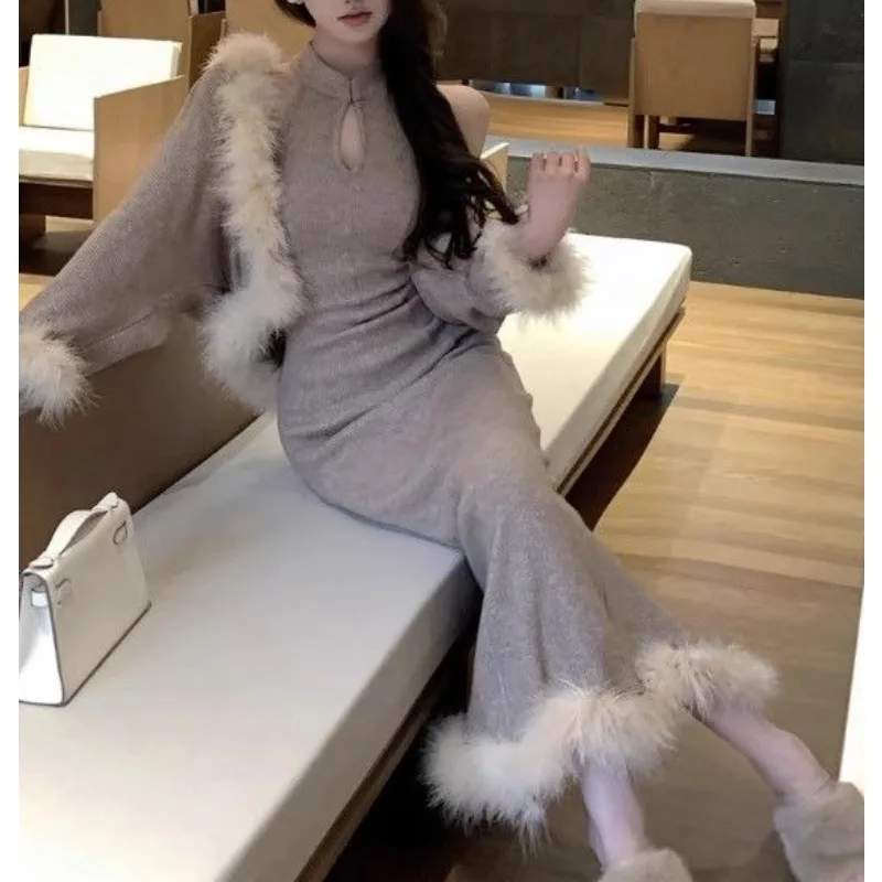 ชุดสไตล์ Pure Desire แบบเรโทร ผ้าถักผสมขนสัตว์ ผ้าคลุมไหล่แบบโค้ทสำหรับผู้หญิง ฤดูใบไม้ร่วงและฤดูหนาว ดีไซน์คอ halter ทรงเข้ารูป กระโปรงทรงดินสอ