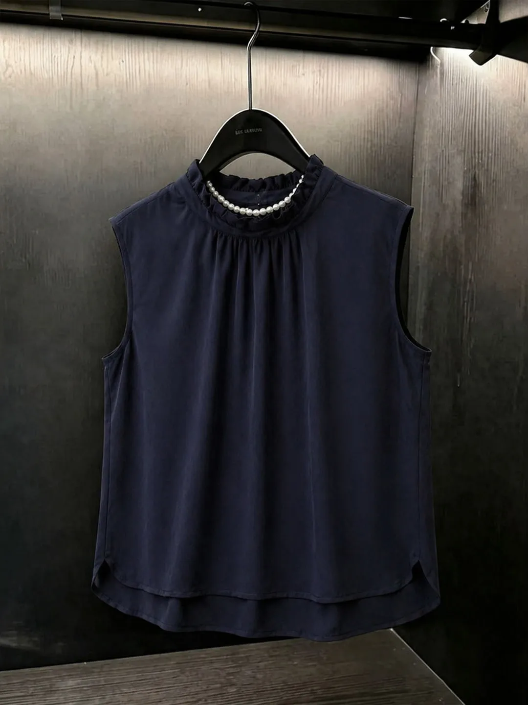

Casual Sleeveless Stand Collar Vest Fashionable Versatile Commute Style Summer 2026 Simple Luxury Top Silk Material Straight Cut