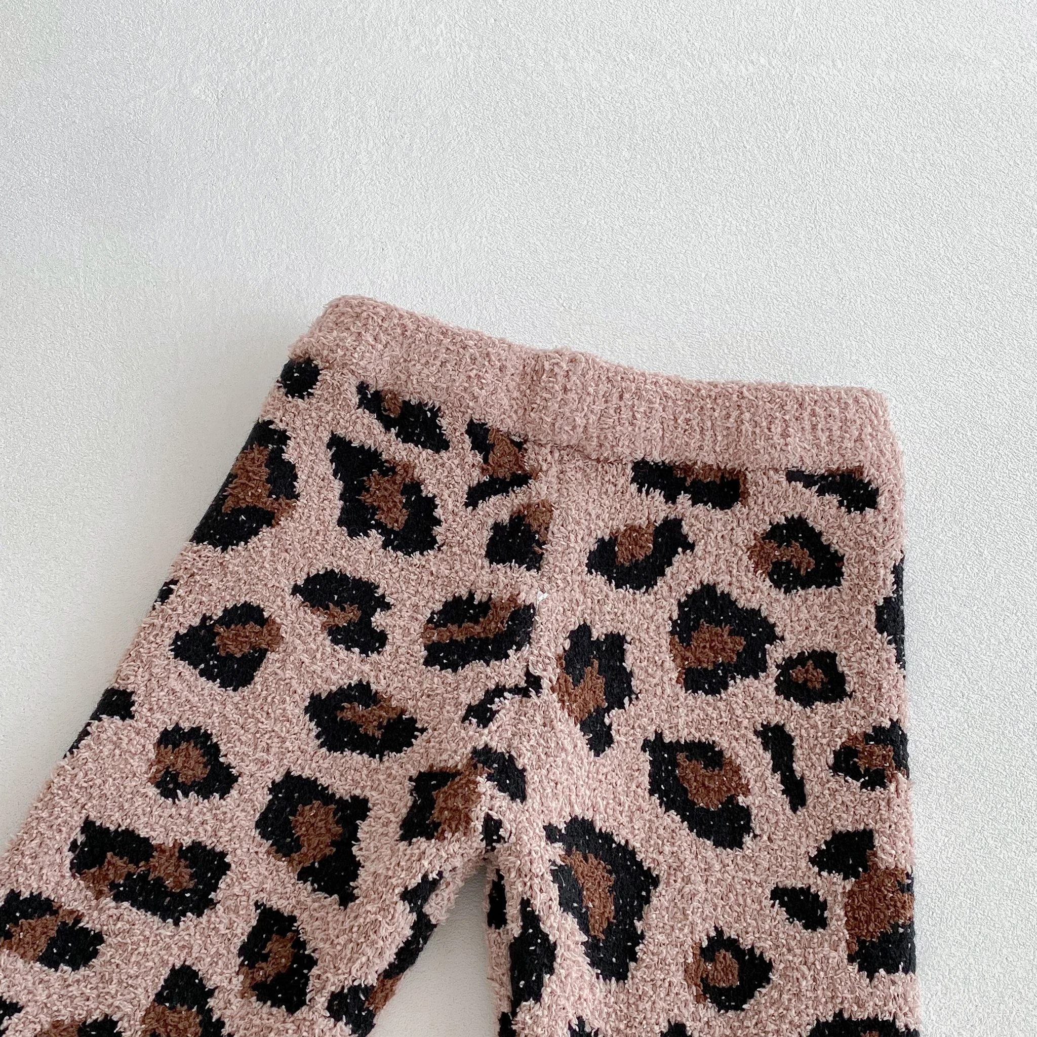 Trendiges, weiches Strickpullover-Set im koreanischen Stil für Mädchen, Baby-Hose mit Leopardenmuster und ausgestelltem Bein, modisches zweiteiliges Outfit. – Detail 7