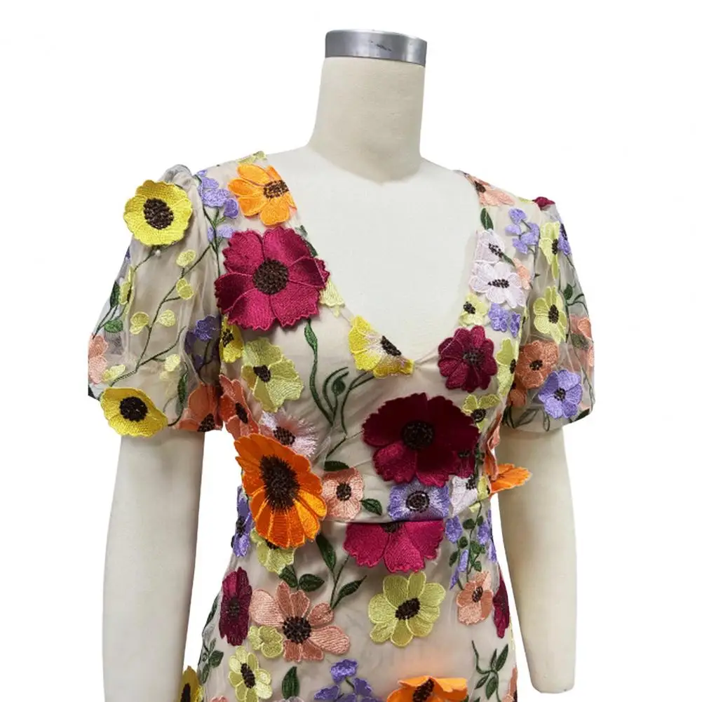 Hüft umarmen des Blumen kleid bunt besticktes Blumen-Mini kleid mit V-Ausschnitt Puff ärmeln Damen-Hüft kleid 3d