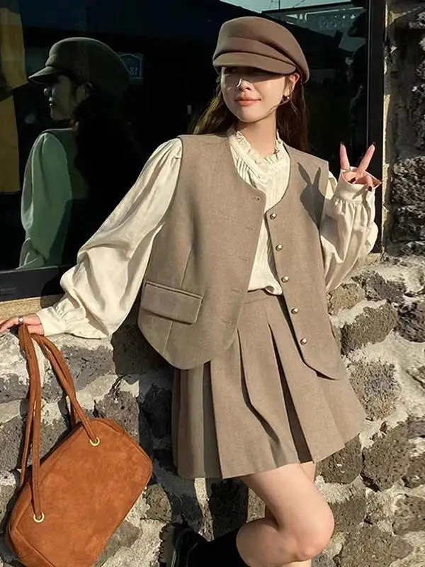 

Новый модный элегантный женский костюм 2025 года: жилет, рубашка с длинным рукавом, плиссированная короткая юбка, комплект верхней одежды