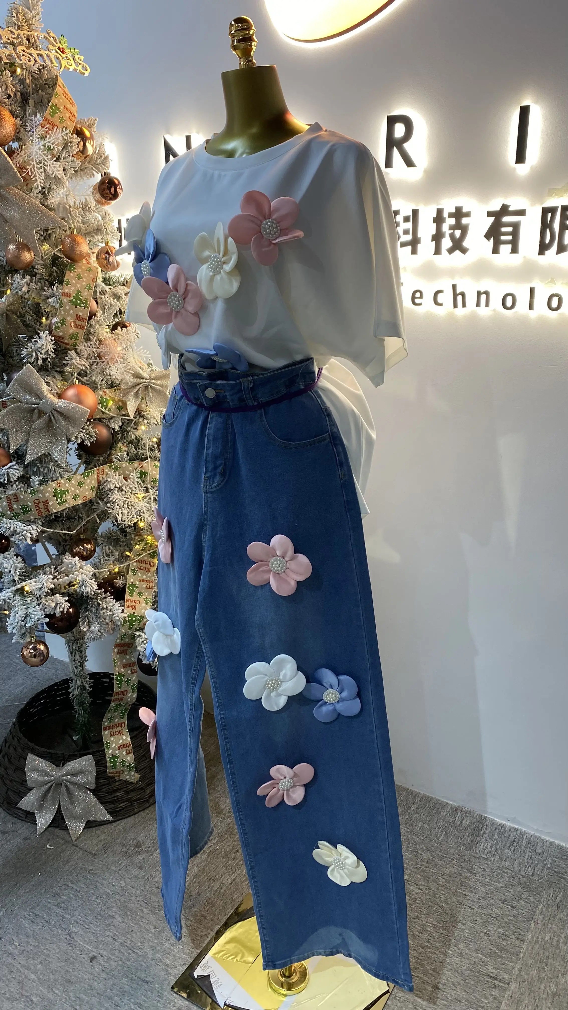 เสื้อยืดลายดอกไม้ 3 มิติ แฟชั่นไซส์ใหญ่ ฤดูร้อน 2025 + กางเกงยีนส์ทรงตรงประดับเพชรหลากสี-GZMM511