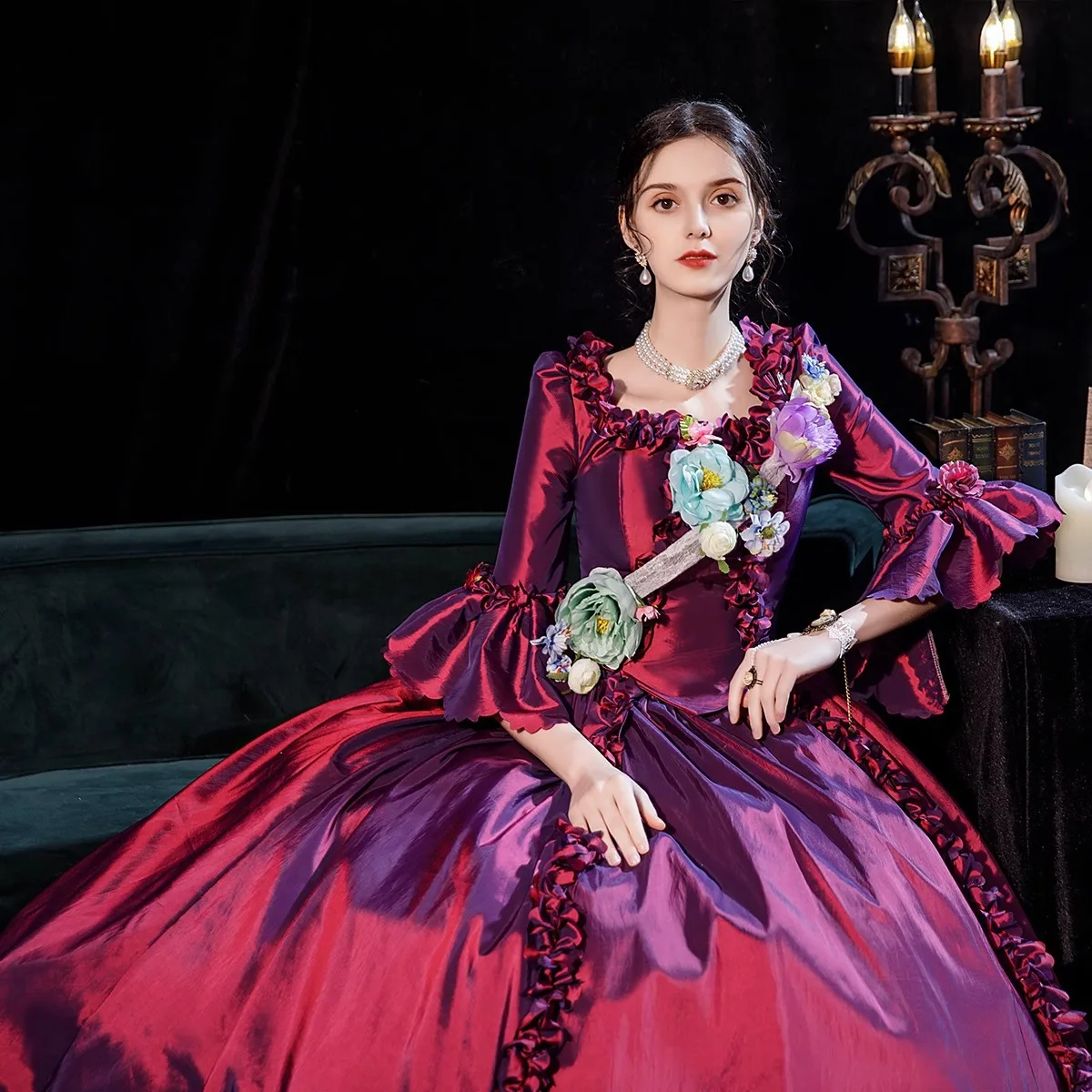 นิทรรศการการ์ตูนสตรีแดงแอนิเมชั่นยุโรปการถ่ายภาพท่องเที่ยวดอกไม้ Princess Walk Show Photo การแสดงเสื้อคลุมสตรีของ Ying