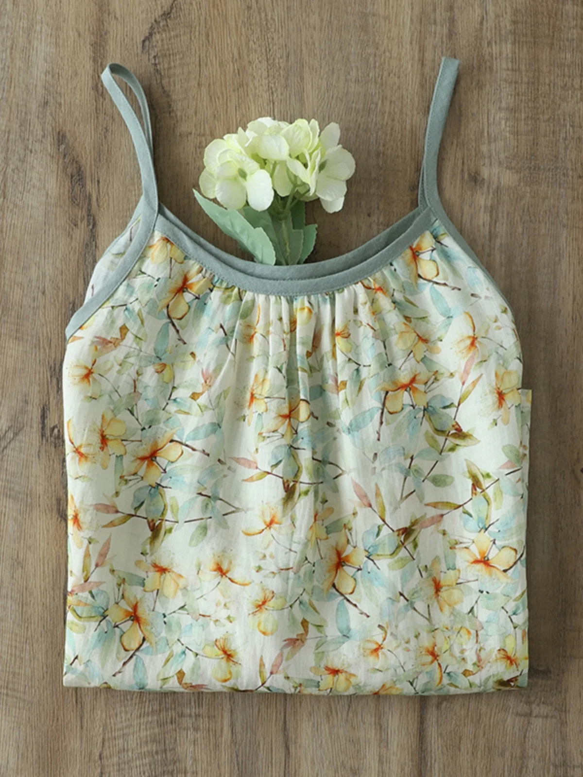 レトロな花柄麻素材トップス レディース ゆったり カジュアル インナーウェア 夏 2025 通勤 スタイル レギュラー丈 植物柄プリント