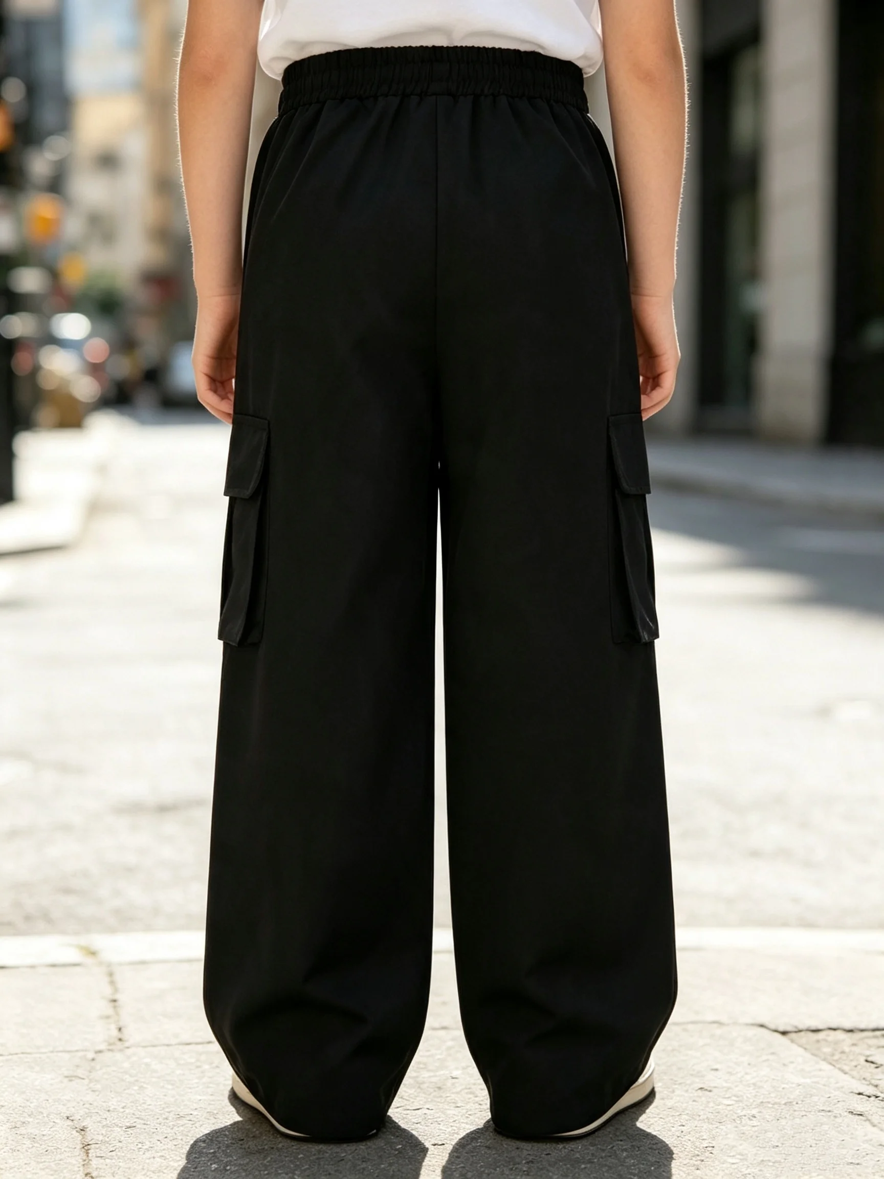 Bequeme Freizeithose für Jungen, schwarz, mehrere Taschen, Cargo-Stil, elastischer Bund, locker geschnittene weite Hose für Schule und Outdoor-Aktivitäten. – Detail 3
