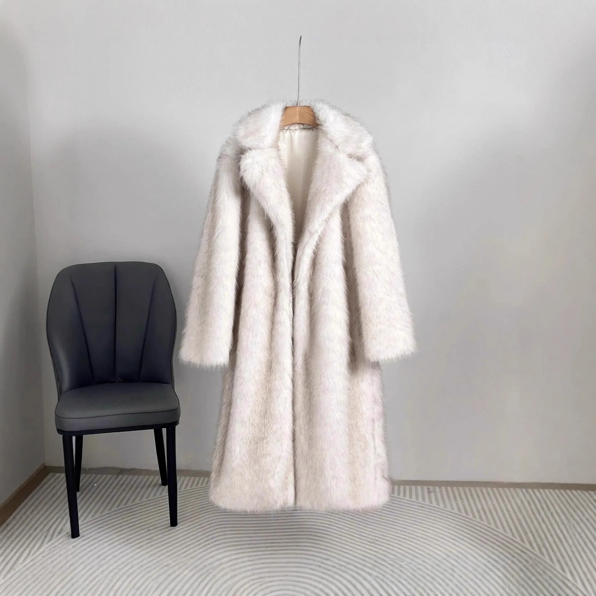 เสื้อโค้ทขนเฟอร์เทียมแบบยาวหรูหราสำหรับผู้หญิง ฤดูหนาว 2025 เสื้อแจ็คเก็ตขนฟูอุ่นๆ สไตล์สตรีท เสื้อคลุมขนยาว