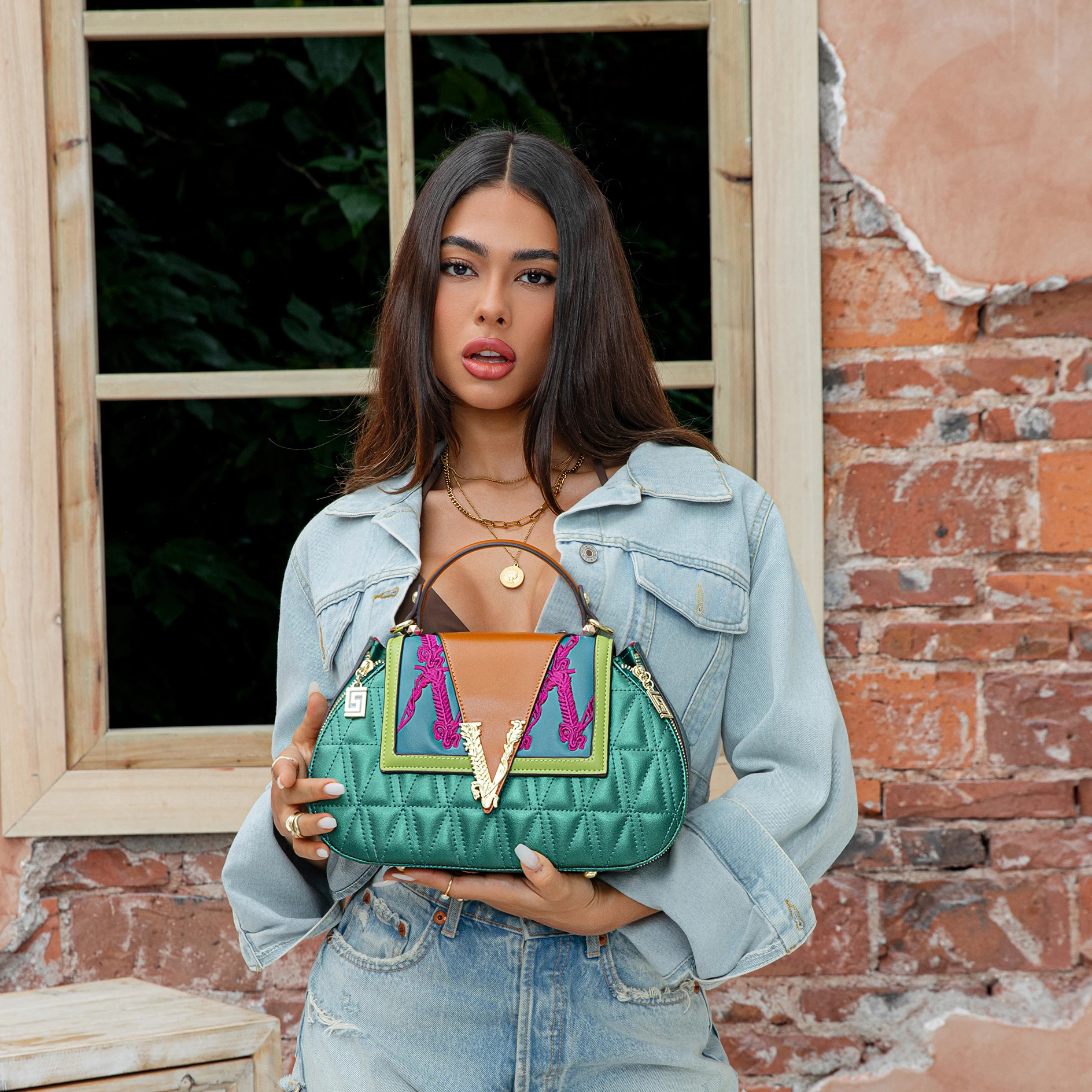 حقائب يد فاخرة عالية الجودة وفعالة من حيث التكلفة من البولي يوريثان حقيبة يد نسائية على شكل حرف V بألوان متباينة حقيبة كروس ذات نوعية جيدة