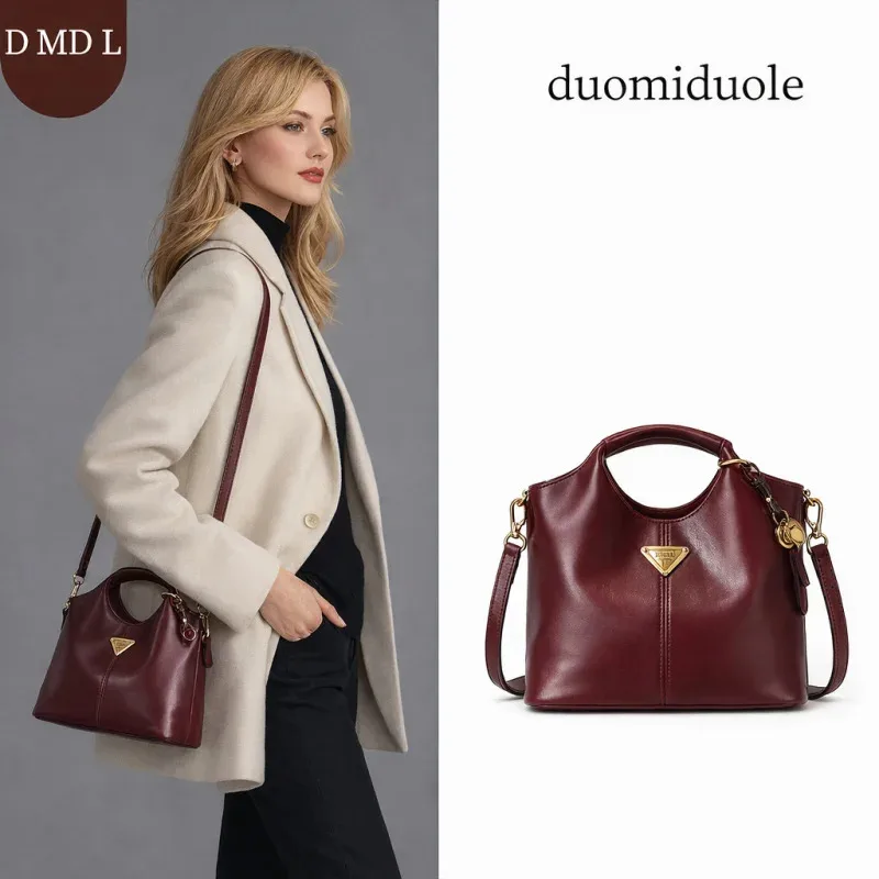 

Весенняя ретро-сумка-ведро 2026 года из матовой искусственной кожи цвета бургунди с золотым треугольным логотипом и подвеской-колокольчиком, с регулируемым ремешком, повседневная модная сумка