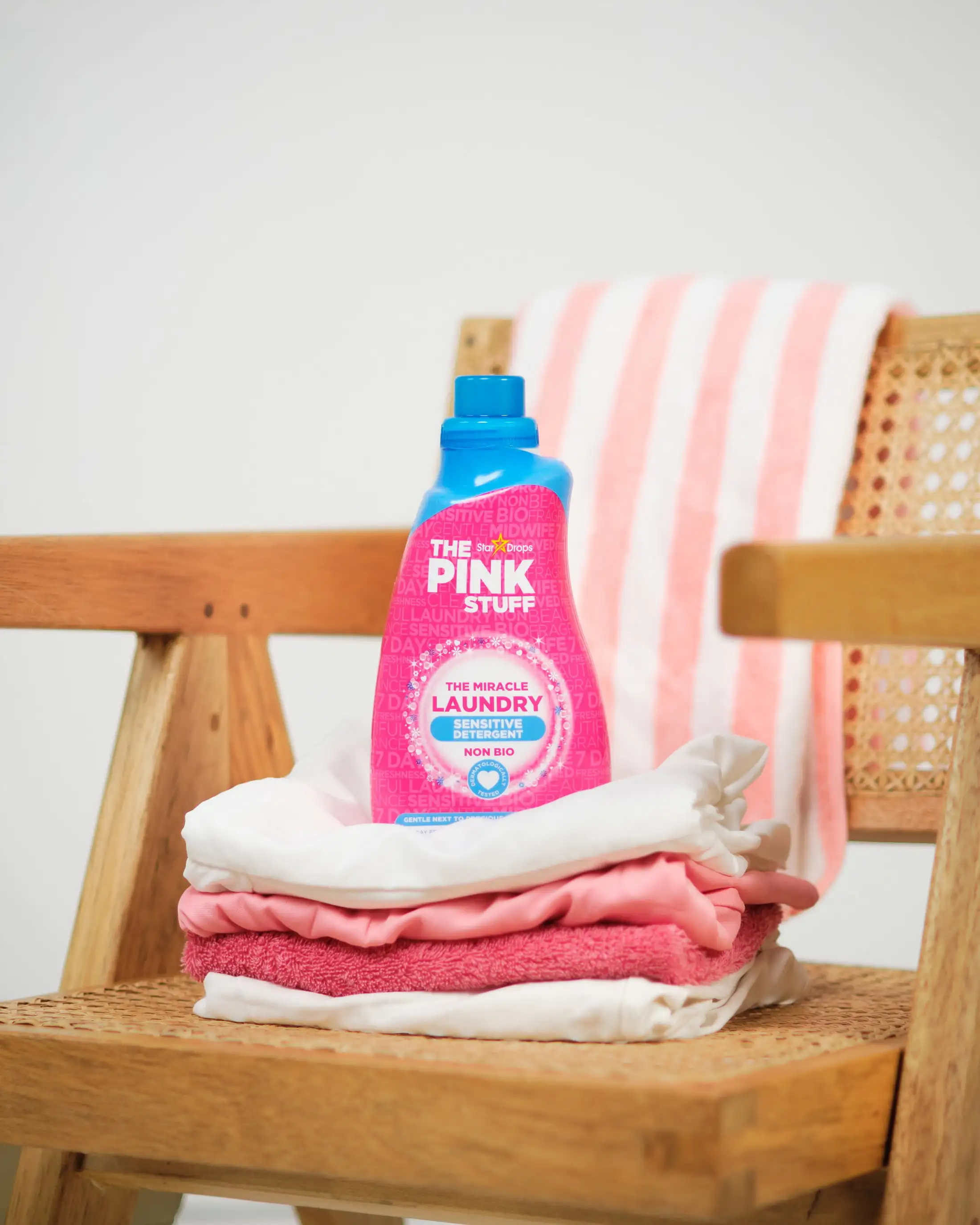 

NEW Arrival-The Pink Stuff, Miracle Liquid Laundry Detergent, Sensitive Skin, Rhubarb Scent, 32.5 oz (30 Loads)