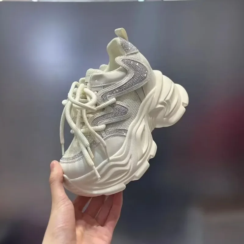 Женские модные кроссовки, новые сетчатые кроссовки с дышащей шнуровкой, повседневная обувь для маленьких людей, удлиняющие одиночные туфли на толстой подошве