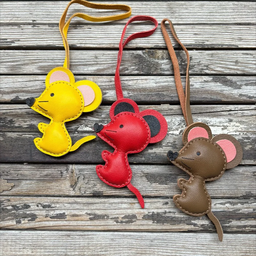

Подвеска-талисман из натуральной кожи ручной работы в виде мыши, украшение для автомобиля, аксессуар для рюкзака, подарок (подвеска-талисман на год Крысы)