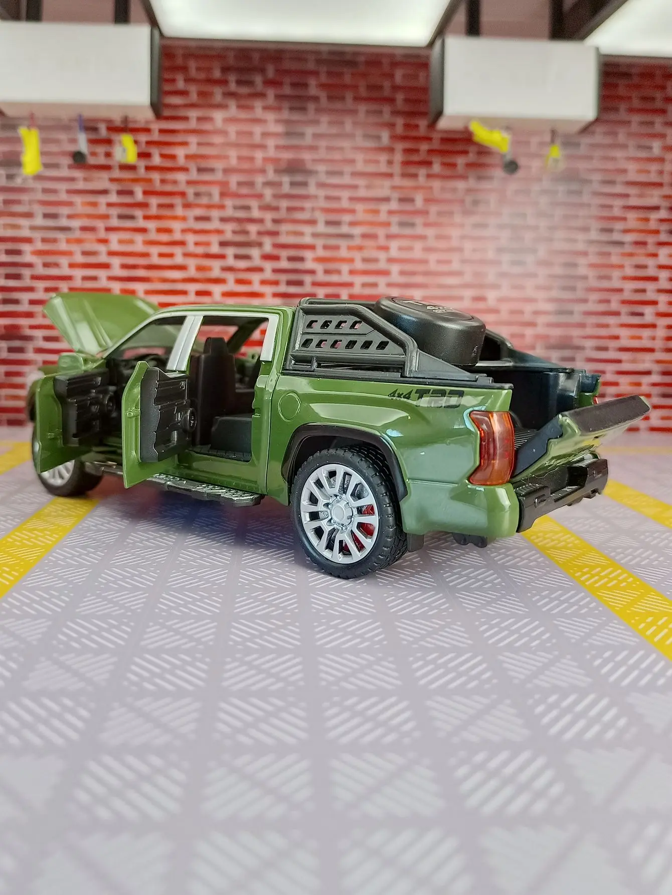 1:32 시뮬레이션 토요타 툰드라 합금 자동차 모델은 시뮬레이션된 사운드 및 조명 기능을 갖추고 있으며 양쪽 문이 열 수 있습니다.