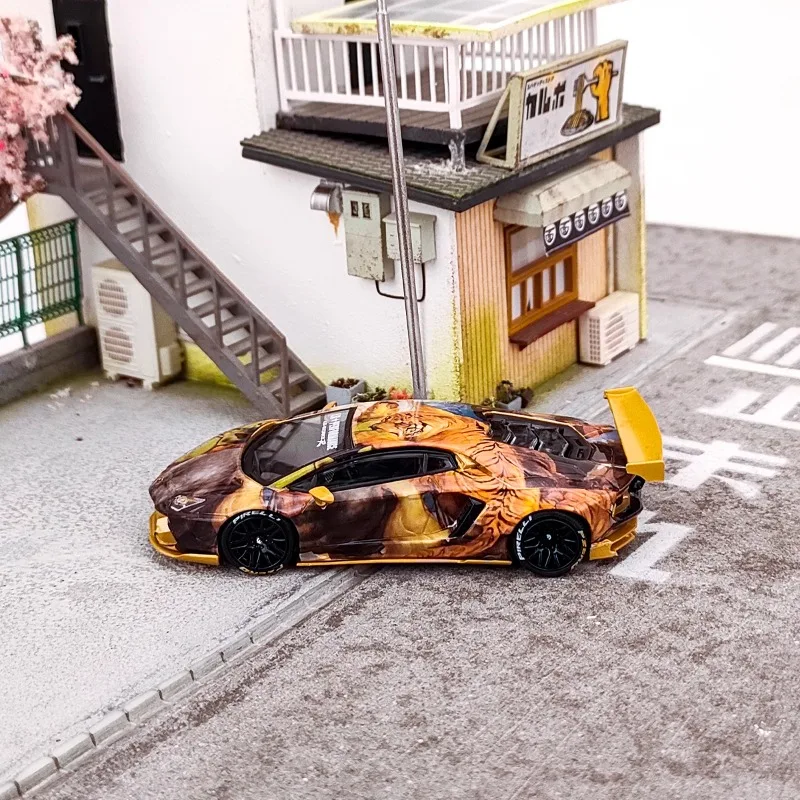 نموذج سيارة رائع مصنوع من خليط معدني عريض الجسم مقاس 1:64، هدية لصبي قوي، قابلة للجمع، زينة لسطح المكتب.
