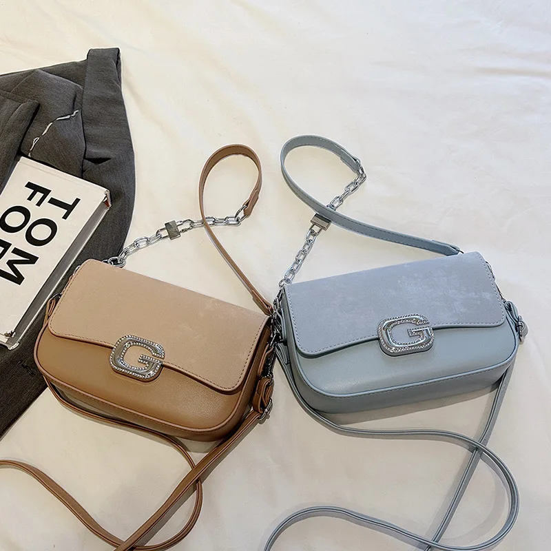 

2024 Зимняя новая женская универсальная сумка-тоут из искусственной кожи с вышивкой - маленькая квадратная сумка на плечо одного размера с клапаном