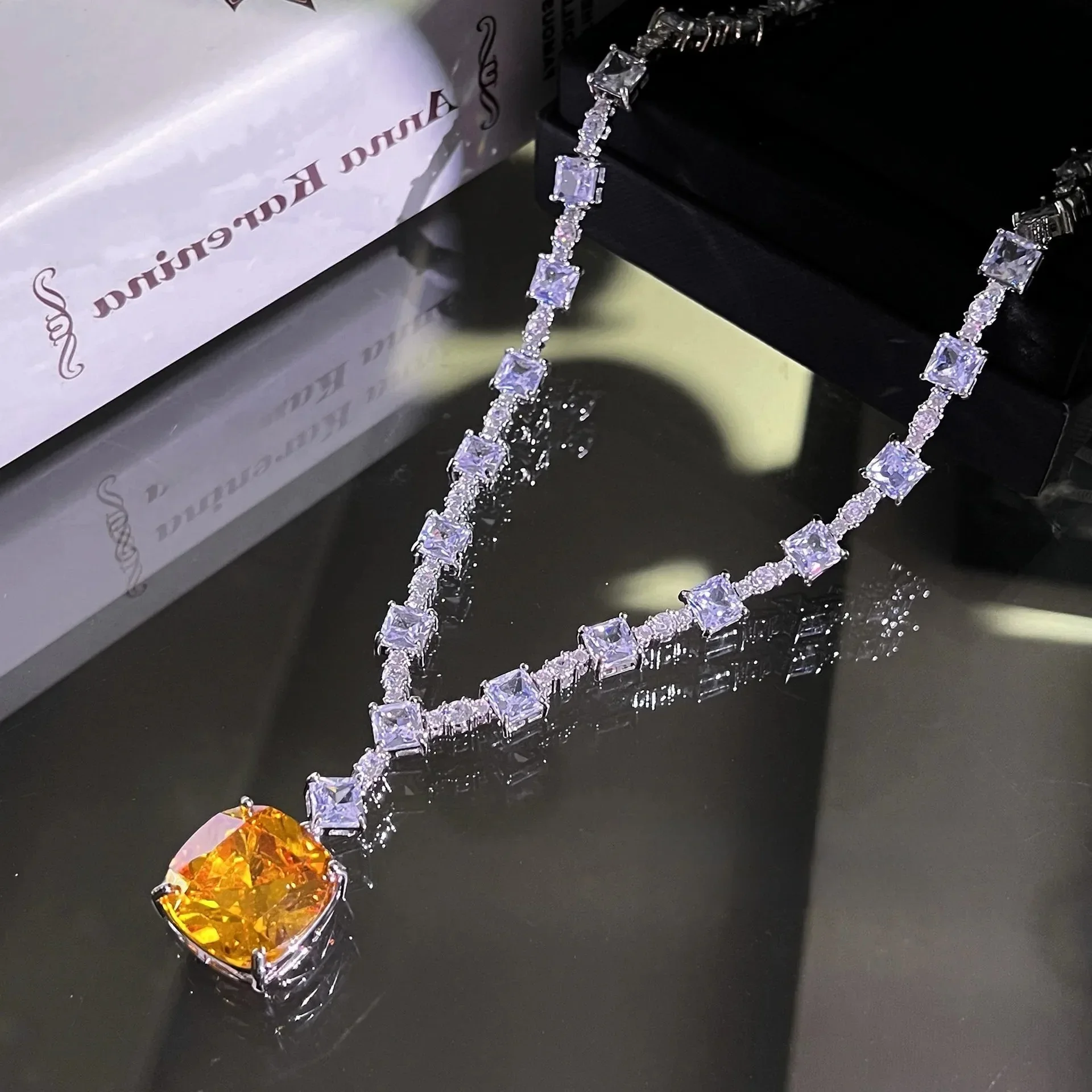Hochwertiger Luxusschmuck - Zirkon und gelbe Diamanten. Hochzeitsaccessoire Halskette. Schmuck für das Brautkleid. – Detail 4