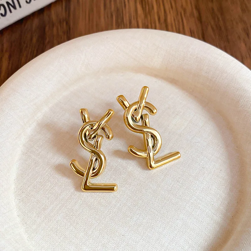 أقراط نسائية بسيطة وعصرية بأحرف أبجدية؛ أقراط مرصعة متعددة الاستخدامات ورائعة ذات تصميم فاخر وعالي