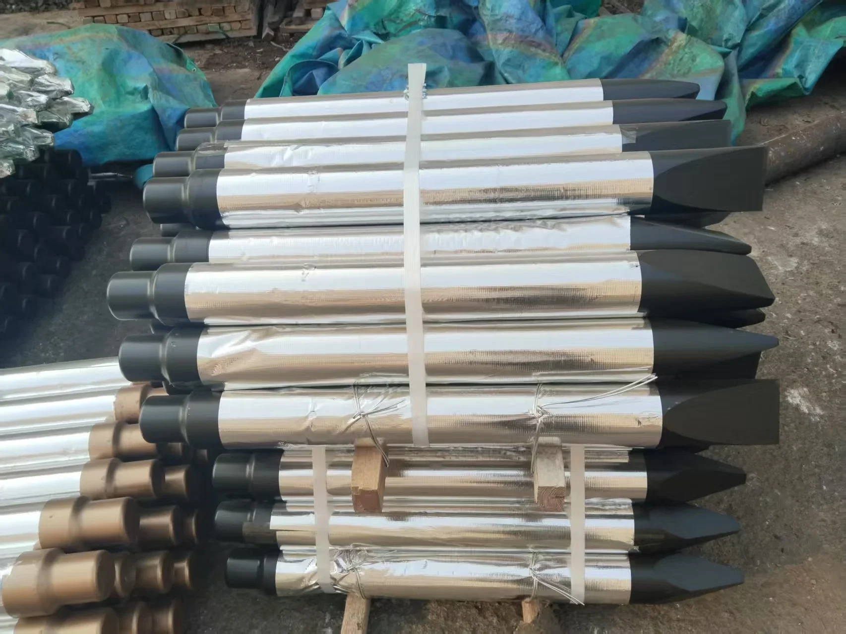 Suitable for hydraulic breaker chisels, 45 mm diameter, 500 mm length,