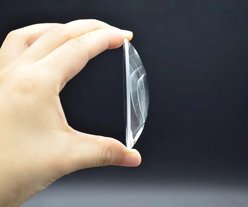 Плоско-выпуклая линза диаметром 70 мм и фокусное расстояние 100 мм. Обработка оптического стекла. Оптическая выпуклая линза.