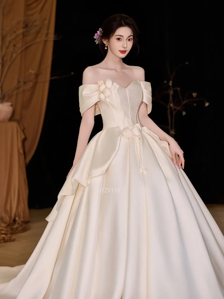 

Элегантное свадебное платье принцессы с цветами и открытыми плечами, драпированным шлейфом цвета слоновой кости, тафта, корейское свадебное платье для фотосессии, роскошное на заказ