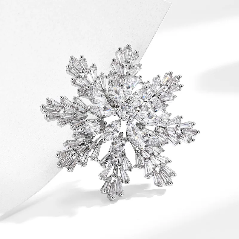 Luxury Elegant Sparkling Cubic Zirconia Snowflake Brooch Pin Lucky Auspicious Charm For Women Men Winter Coat Lapel Accessory