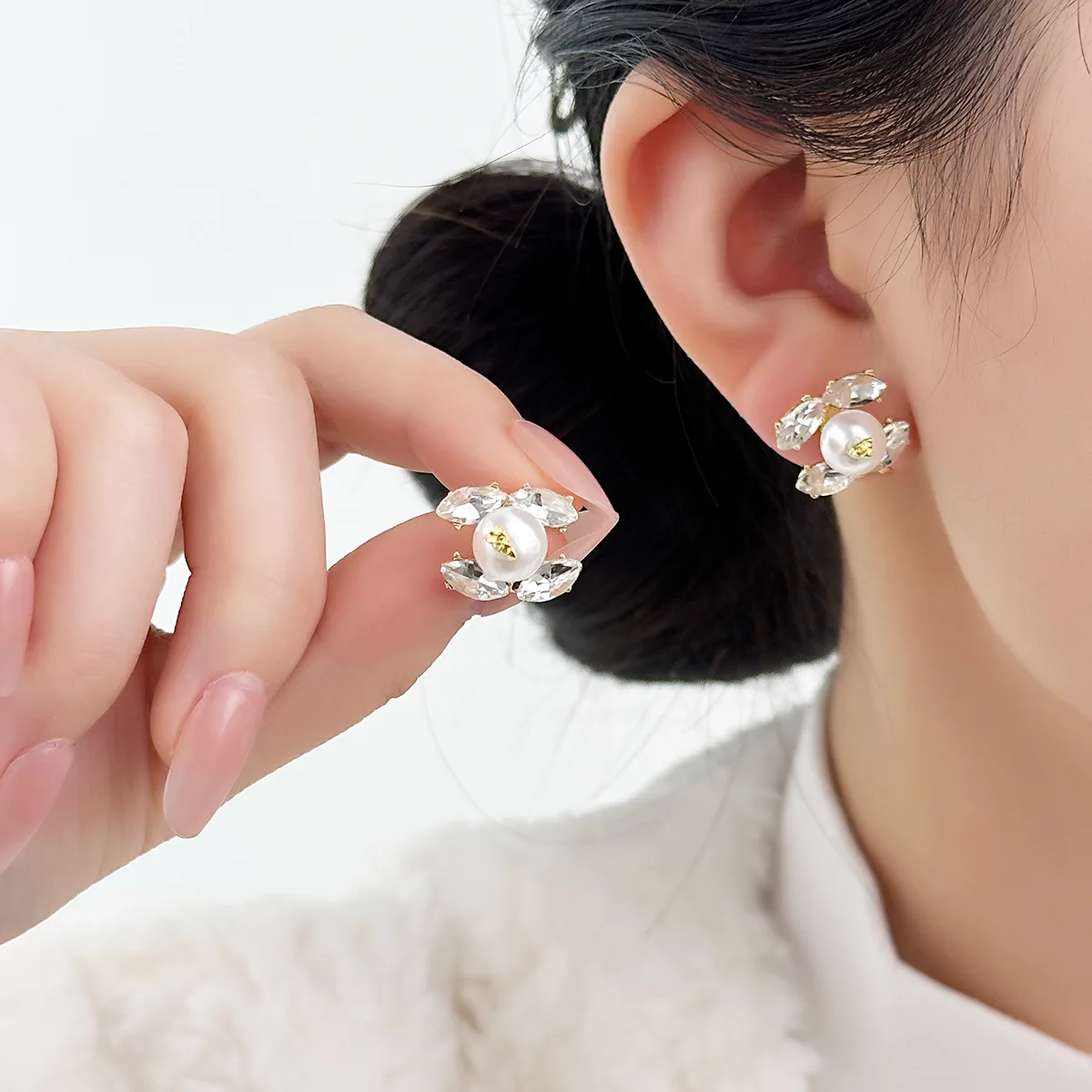 

2025 New French Light Luxury Exquisite Temperament Earrings Zircon Pearl Stud Earrings Silver Needle High-end Versatile Earrings