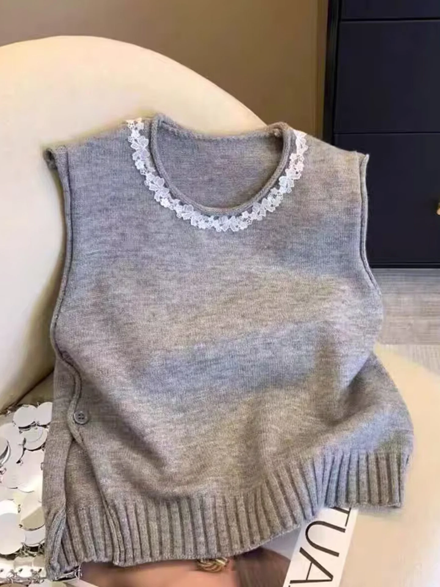 

High-End Lace Splice round Ne Vest Top Design Knitted Sweater Slimming Layering Women's Faion Autumn 2025 Poetic Lin