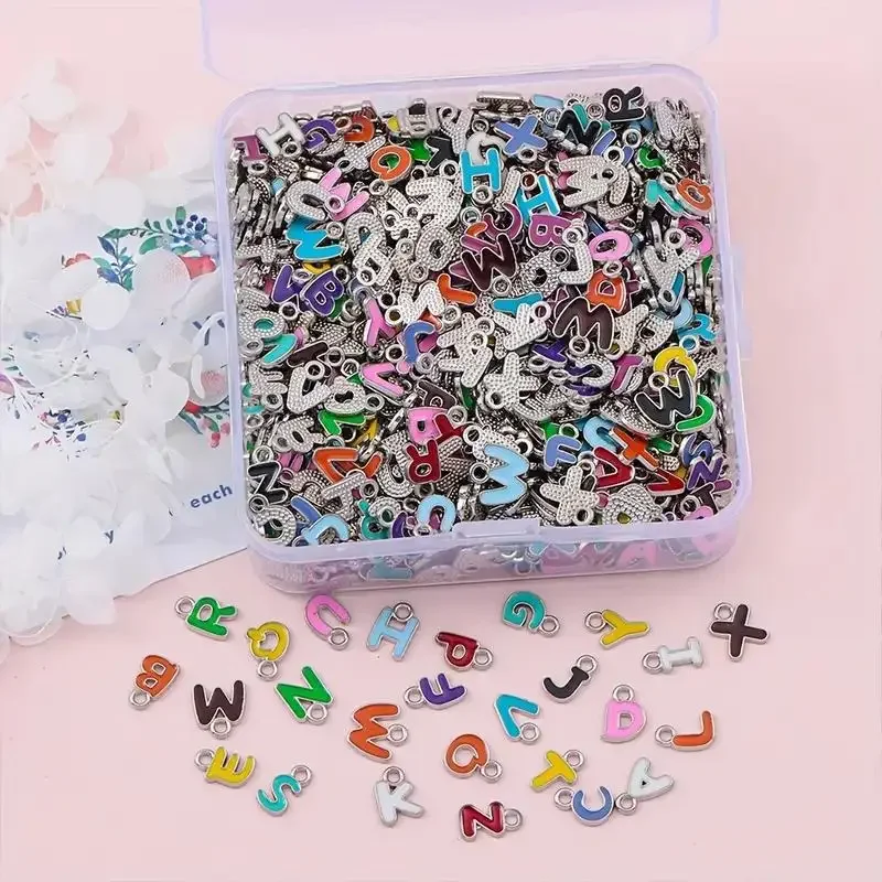 100 Buah Liontin Huruf Logam Jimat Huruf Enamel Berwarna Acak Ornamen Dekoratif Kalung DIY untuk Tangan DIY Membuat Liontin Brac