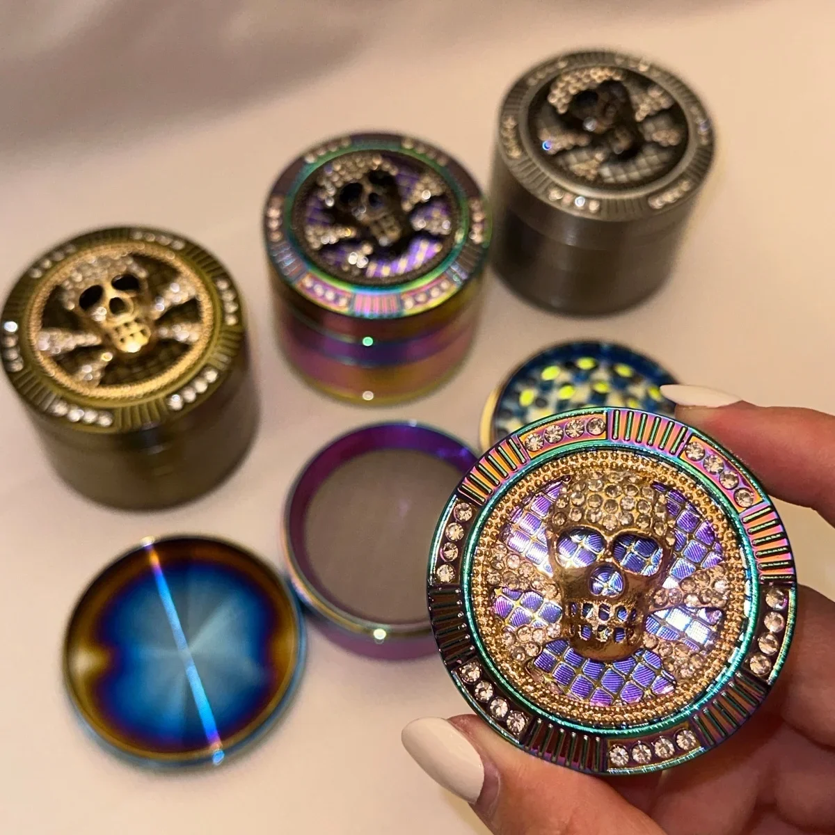 1.8-calowy Kryształowy Laserowy Młynek do Ziół w Kształcie Czaszki, 4-warstwowy, ze Stopu Cynku, Metalowy Ręczny Rozdrabniacz, Młynek do Surowych Ziół, Narzędzie do Palenia, Prezent dla Fanciów Ziół