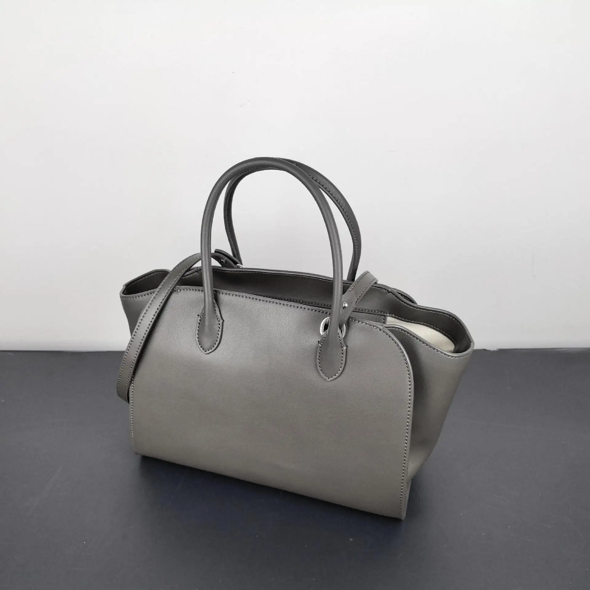 Leather Large-Capacity New Minimalist Handbag Commuter Versatile Shoulder Messenger Premium Loose and Casual Texture Unique